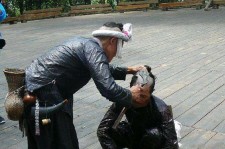 仁寿欲带老伴游遍中国(带着老伴去旅游)